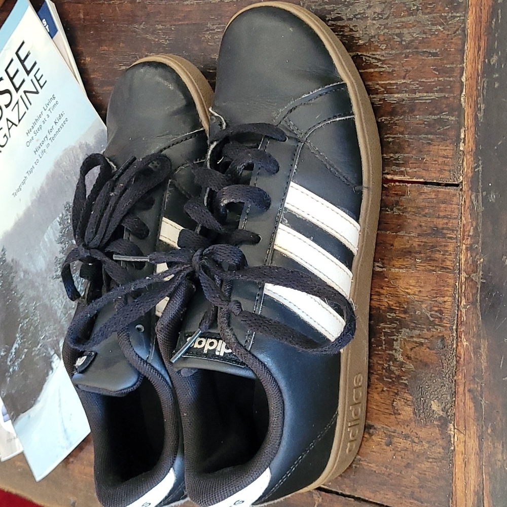 GUC Adidas Black Leather Shoes. Size 5